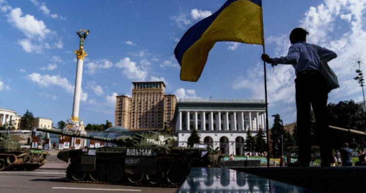 Ukraina feston 31-vjetorin e pavarësisë, në Kiev ekspozohen tanket shkatërruara ruse