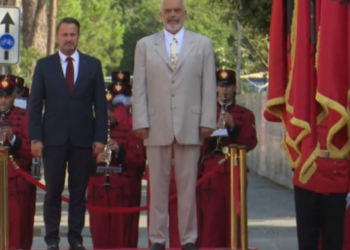 Kryeministri Luksemburgut në Tiranë, pritet me ceremoni nga Rama