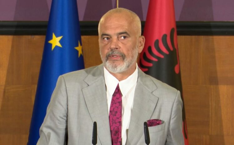 Flamuri shqiptar me yllin komunist/ Rama: Sekretari i PPSH-së është në krye të PD-së