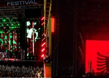 Flamuri shqiptar me yllin komunist shfaqet në festivalin e Dua Lipës në Tiranë