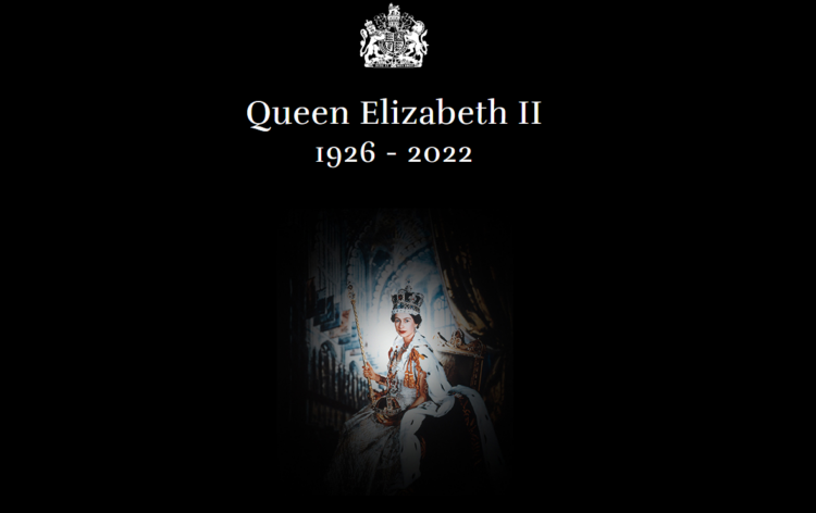 Ndërron jetë në moshën 96-vjeçare Mbretëresha Elizabeth II! Mijëra njerëz vajtojnë para Buckingham, flamujt në gjysmështizë