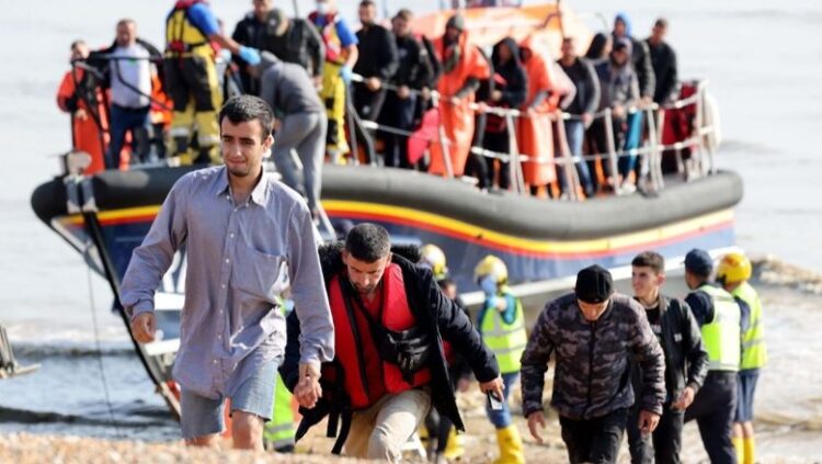 ‘Rama u bën thirrje të rinjve të qëndrojnë në vendin e tyre’, The Telegraph: Rreth 2 mijë njerëz në veri të Francës rrezikojnë jetën për në Britani