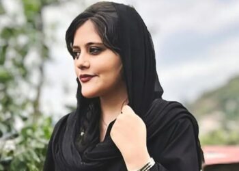 Në Iran vajzat djegin hixhabin dhe presin flokët, protesta masive pas vrasjes nga policia të 22-vjeçares!