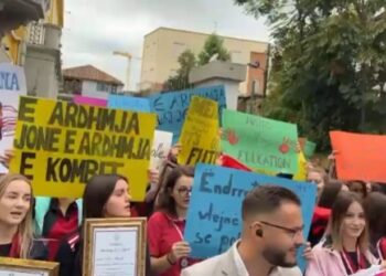 Nxënësit e kolegjit ‘Mehmet Akif’ në protestë: Anuloni mbylljen e shkollës! Rama: Zbatuam ligjin