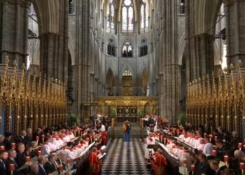Arkivoli i Mbretëreshës Elizabeth II mbërrin në Westminster Abbey! Nis ceremonia