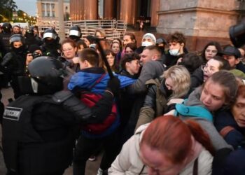 Arratisje masive nga Rusia! Qytetarët fillojnë largimet! Radhë të gjata në pikat kufitare