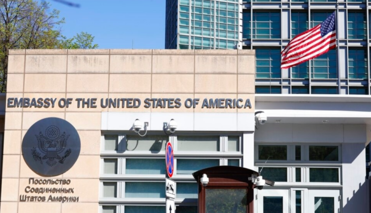 Alarmi i SHBA-së : Amerikanët të largohen menjëherë nga Rusia