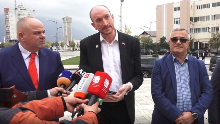 Ambasadori britanik në Kukës: Aplikoni për viza, mos e merrni rrugën ilegalisht! Fëmijët po detyrohen t’i hyjnë krimit