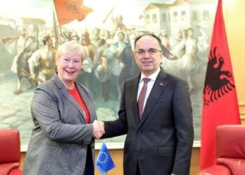 Begaj dhe Nikolla takojnë Ambasadoren e BE-së, i dorëzon raportin e KE! Presidenti: Do të shërbejë si udhërrëfyes