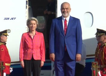 Presidentja e Komisionit Europian mbërrin në Tiranë, pritet me ceremoni zyrtare nga Rama