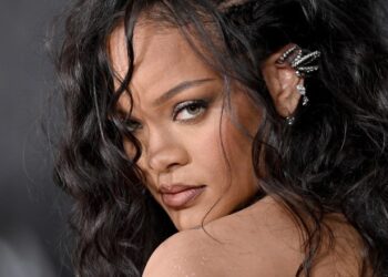 Rikthehet ylli i popit, Rihanna publikon këngën e re (VIDEO)