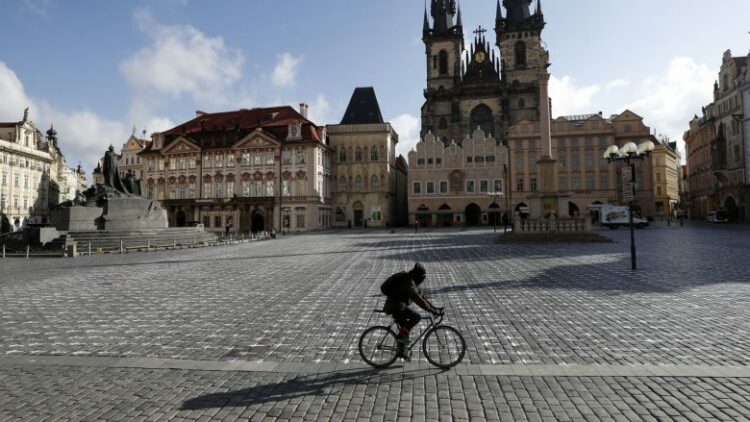Republika Çeke ndalon hyrjen për turistë rusë me viza Shengen