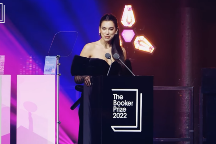 Dua Lipa flet për letërsinë dhe rëndësinë e veprës së Ismail Kadaresë në jetën e saj