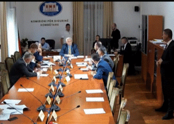 Debate te ‘Siguria’/ Ardi Veliu prezanton buxhetin e AMP, opozita ikën nga salla: Na sollët një kriminel me uniformë