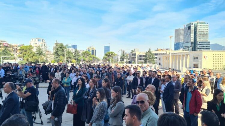 Paralajmërojnë bojkot të mësimit, pedagogët sot protestë para Universitetit të Arteve (KËRKESAT)