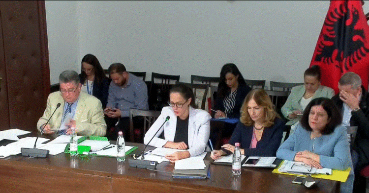 Komisioni i Ekonomisë/ Ibrahimaj: Buxheti 2023 përfiton 1 mld lekë nga taksimi i profesioneve të lira! Debate për paketën fiskale