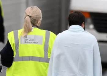 BBC artikull për bandat shqiptare: Si po i rekrutojnë punonjësit e drogës në kampet e emigrantëve në Francë?