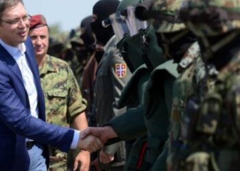 Kosova nis sot zbatimin e masave për targat, kërcënon Serbia: Me urdhër të Vuçiçit ushtria serbe është në gjendje gatishmërie