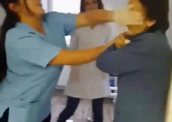 E rëndë në Pejë/ Infermierja që dhunoi nënën e dëshmorit në azil, arrestohet bashkë me kolegen që e filmoi!