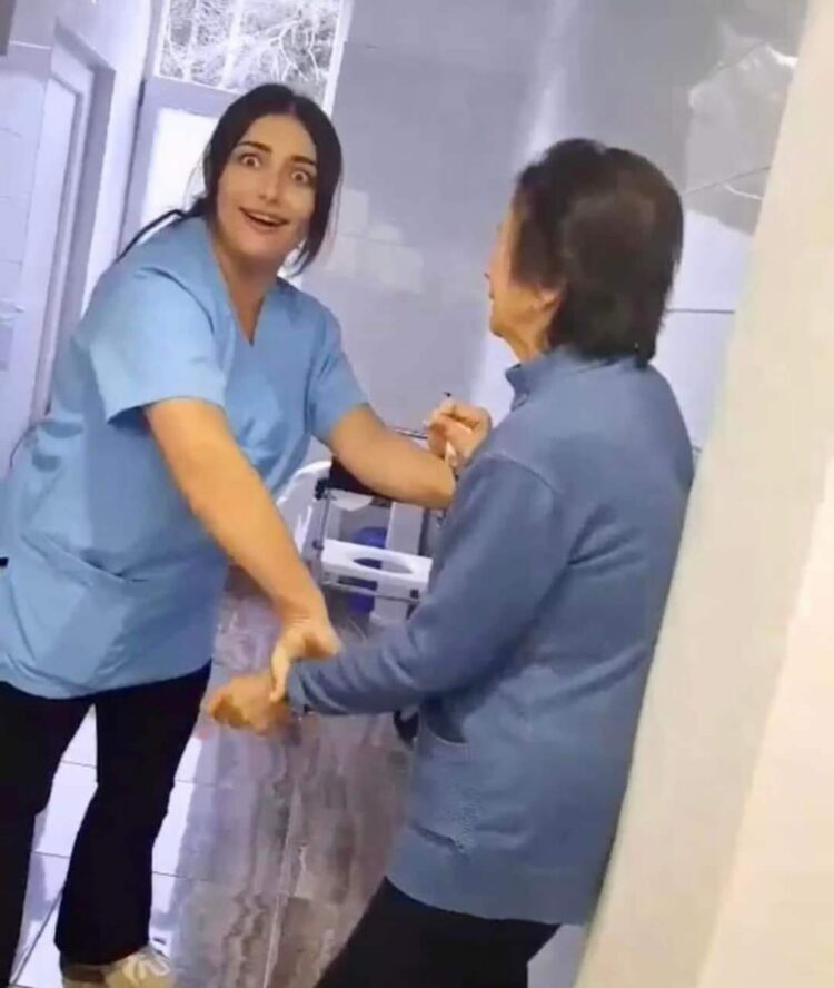 U dhunua nga infermierja në azilin e pleqve, e moshuara shfaqet me lot në sy pranë vajzës: Jam mirë