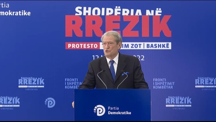 Berisha-Ramës: Je autor i largimit të shqiptarëve përmes La Mansh, po e përdor këtë çështje për politikë të brendshme