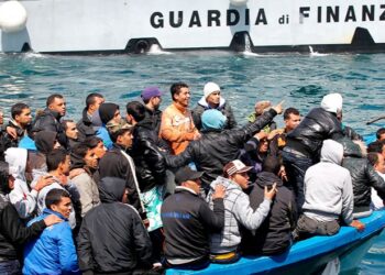 Italia nuk pranon emigrantët, KE: Detyrim moral dhe ligjor t’i shpëtojmë
