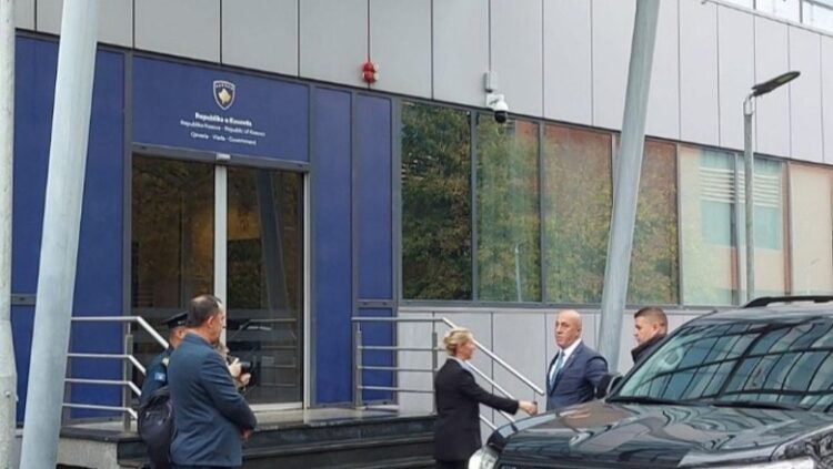 Tensionet në Veri, Kurti takim me liderët e opozitës! Haradinaj lë mbledhjen