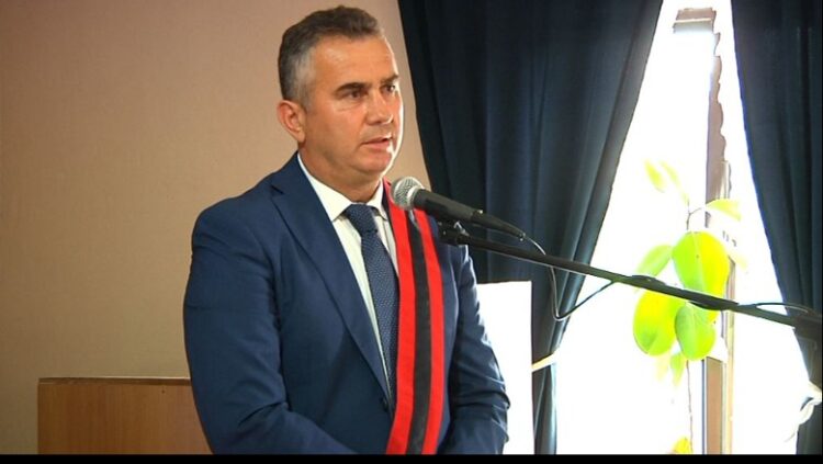 Plagoset me thikë kryetari i bashkisë Divjakë, Fredi Kokoneshi! Arrestohet autori