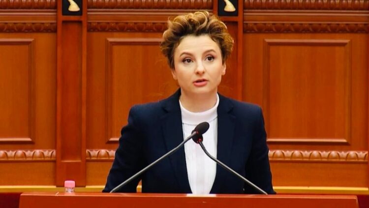 Xhixho në mbështetje të protestës së pedagogëve: Kërkesat e tyre janë minimaliste, sa një kilometër rrugë e kësaj qeverie