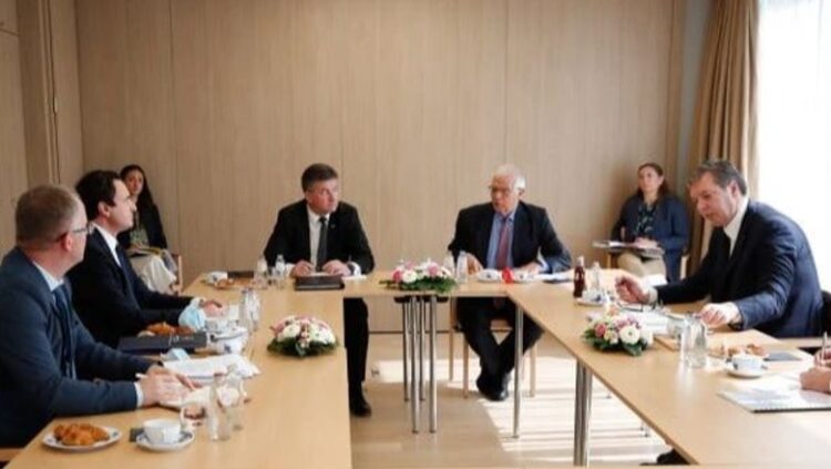 Sot nisin gjobat për targat në veri të Kosovës, Kurti dhe Vuçiç takim urgjent në Bruksel