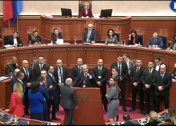 Nis seanca plenare/ Berisha bllokon foltoren: Po privatizohet Porti i Durrësit, plaçkitja më e madhe ndonjëherë!