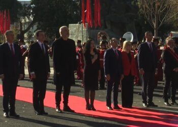 110-vjetori i Pavarësisë/ Ceremonia e ngritjes së Flamurit në Vlorë! Të pranishëm krerët e lartë të shtetit të Shqipërisë dhe Kosovës