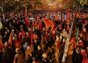 BE kërkon zhbllokimin e institucioneve në Mal të Zi, qytetarët protestojnë para parlamentit në Podgoricë