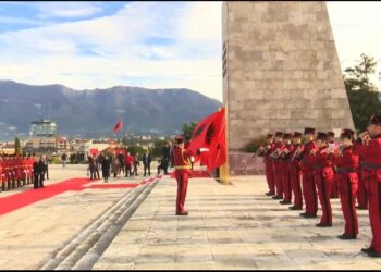 Dita e Çlirimit, nis ceremonia te Varrezat e Dëshmorëve! Presidenti Begaj, Nikolla e Veliaj vendosin kurora me lule