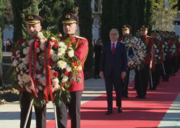 Begaj në ceremoninë e ngritjes së flamurit: Shqipëria ka ende rrugë përpara, ta duam me idealizëm si heronjtë tanë