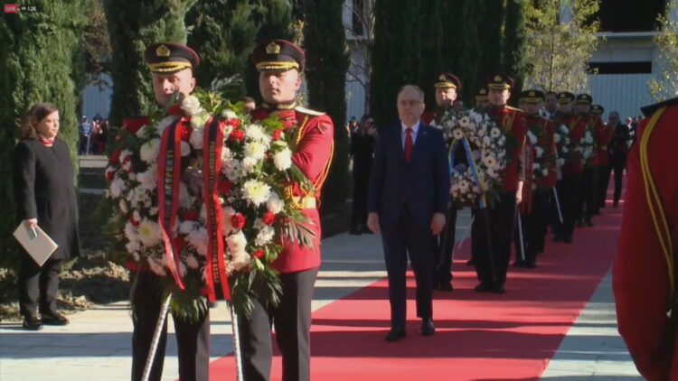 Begaj në ceremoninë e ngritjes së flamurit: Shqipëria ka ende rrugë përpara, ta duam me idealizëm si heronjtë tanë