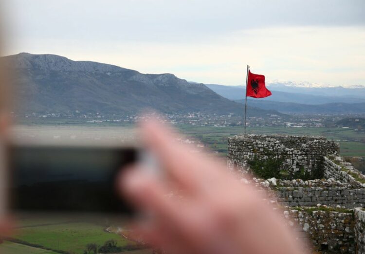 Dita e Flamurit, ambasadorja e BE-së uron Shqipërinë: Të përkushtuar të mbështesim vendin në rrugën drejt BE-së