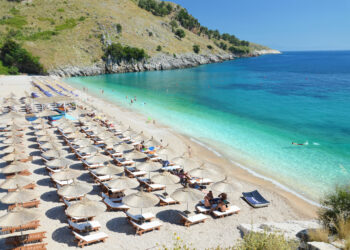 Sezoni turistik solli 560 milionë euro shtesë në llogaritë bankare