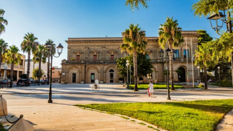 Qyteti pranë Adriatikut dhe Jonit ofron 30 mijë euro për ata që duan të jetojnë aty(FOTO)