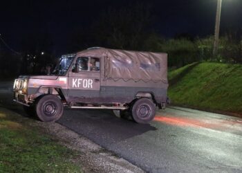 Veriu i Kosovës ende i bllokuar, mbyllen shkollat! KFOR pritet të heqë barrikadat! Escobar shkon sot në Prishtinë