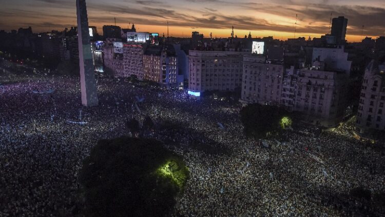 KATAR 2022/ Buenos Aires e gdhin në festë! Futbollistët argjentinas kërkojnë homazhe për Mbappe
