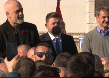 Sheshi i Dropullit do mbajë emrin e ish kryeministrit grek, Rama kërkesë Mitsotakis: Do vish ta inagurojmë bustin e babait tënd