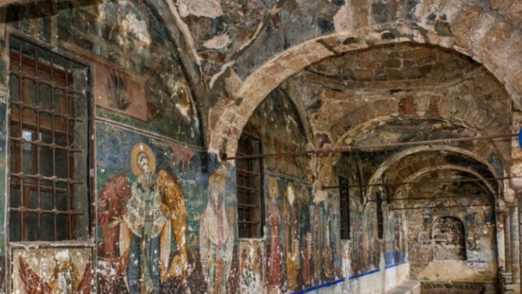 ‘National Geographic’ reportazh për Voskopojën, e krahason me Parisin: Disa nga afresket më të mrekullueshme gjenden në Korçë