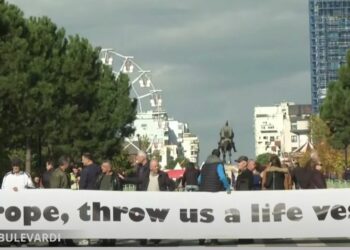 ‘Tirana po zien, të gjithë në shesh’, Berisha mbërrin në selinë e PD-së