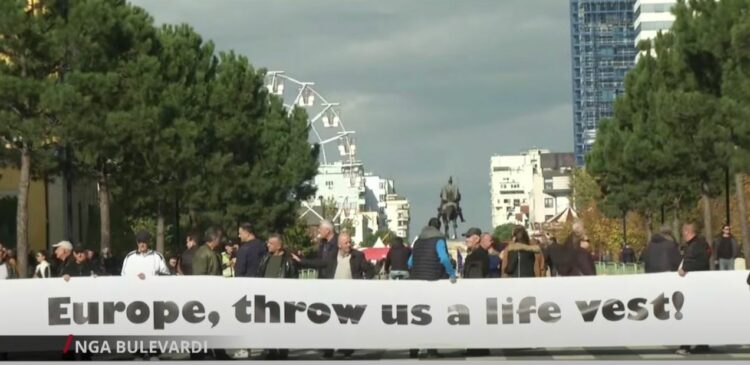 ‘Tirana po zien, të gjithë në shesh’, Berisha mbërrin në selinë e PD-së