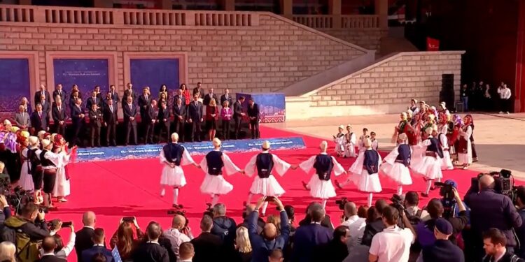 Koncert me valle popullore në samitin e BE, liderët europinë shijojnë traditën shqiptare