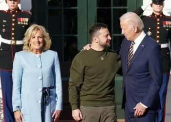 Zelensky takon Biden në SHBA dhe nderohet me medalje: Hero i popullit të Ukrainës! Presidenti amerikan: Jemi krah jush