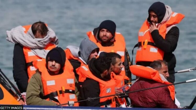 BBC nxjerr shifrat e emigrantëve që kalojnë ilegalisht drejt MB, të parët në listë shqiptarët