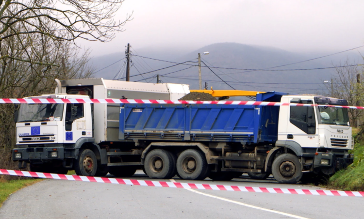 Vijon situata e tensionuar në veri, barrikadat ende në mes të rrugës