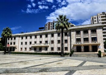 Gruaja ndërroi jetë në Bashkinë e Lushnjës pas debatit të ashpër me kryebashkiaken, i kishin hequr ndihmën sociale